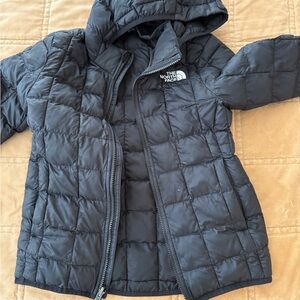 The North Face Girls’ ThermoBall™ Hooded Jacket
Color: TNF Black